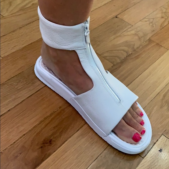 nike slippers zipper